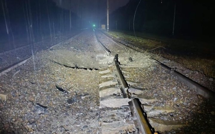 Внаслідок атак є ускладнення руху поїздів на Ніжинському напрямку. Ворог атакує від учора