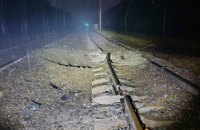 Внаслідок атак є ускладнення руху поїздів на Ніжинському напрямку. Ворог атакує від учора