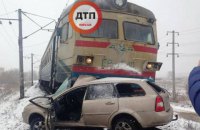 Під Києвом поїзд протаранив автомобіль, який намагався "проскочити" переїзд на червоне світло