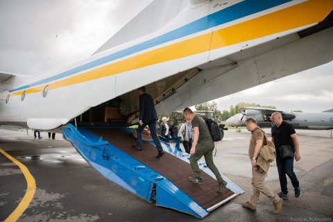 Члены ЦИК на вертолете прибыли на 50 округ в Донецкой области за документами