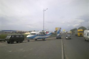 ДТП в Киеве: столкнулись самолет и легковушка