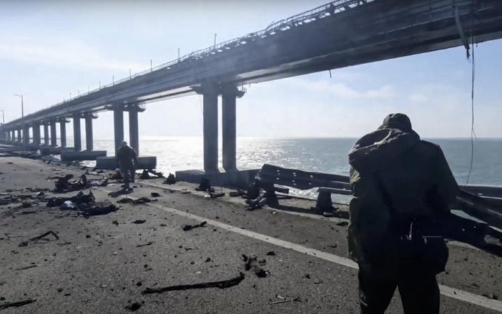Росіяни дозволили проїжджати Кримським мостом вантажівкам до 40 тонн 