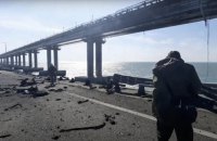 Росіяни дозволили проїжджати Кримським мостом вантажівкам до 40 тонн 