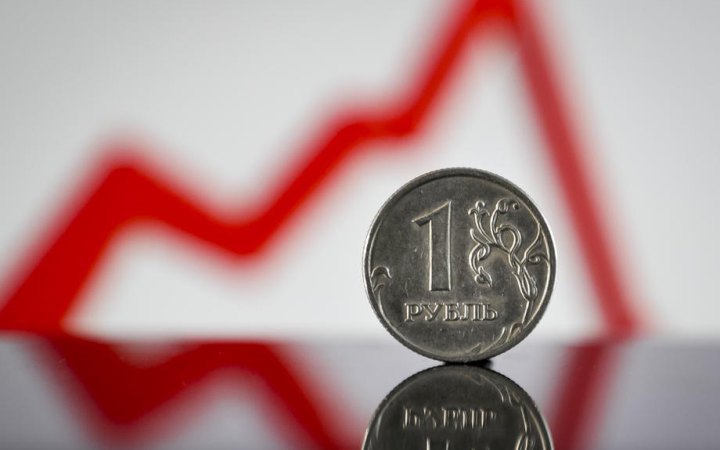 Російський рубль впав до нового рекорду з березня минулого року