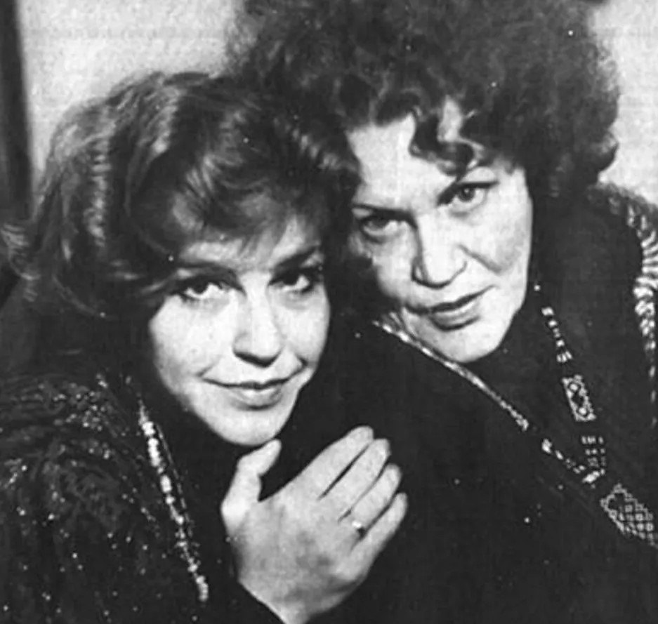 Ліна Василівна Костенко з донькою Оксаною Пахльовською