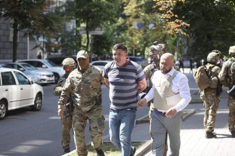 Чоловіка, який загрожував підірвати гранату в Кабміні, відпустили під домашній арешт 