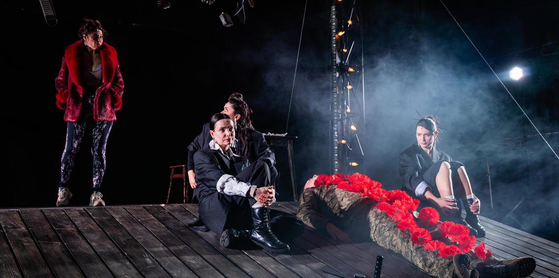 Вистава «Три швидкі та модні в цьому сезоні перукарки»