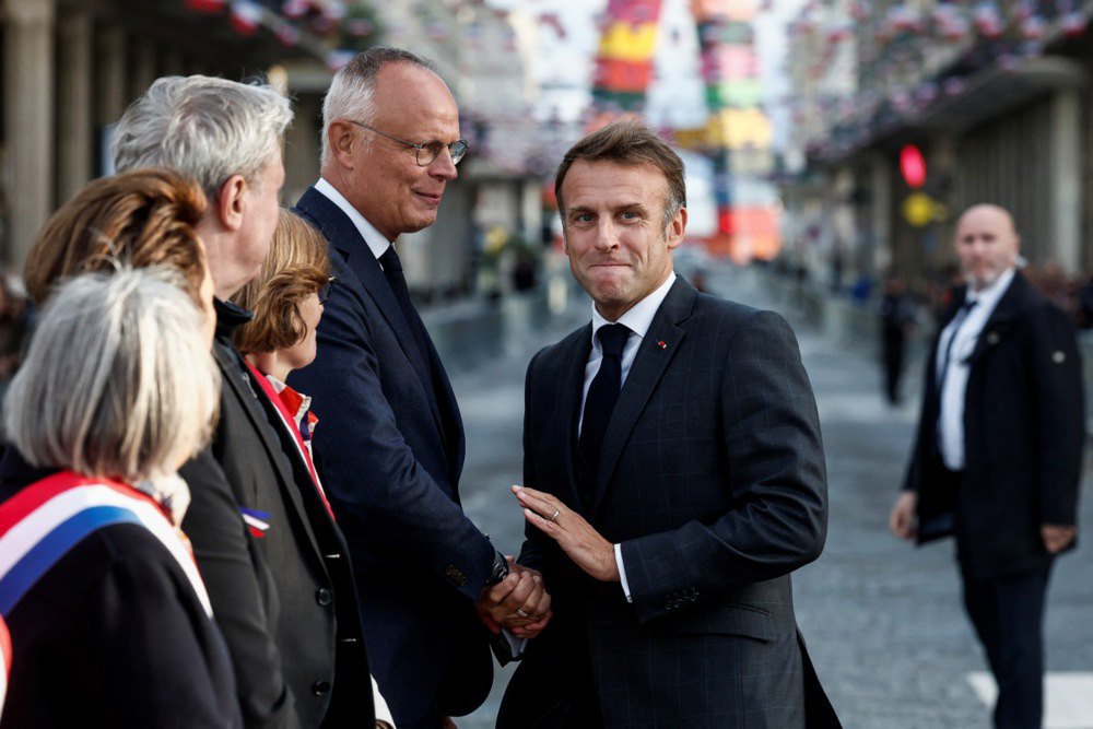 Еммануель Макрон та мер Гавра, лідер парламентської групи «Горизонти» Едуар Філіпп під час церемонії з нагоди 80-ї річниці визволення міста Гавр, 12 вересня 2024 року
