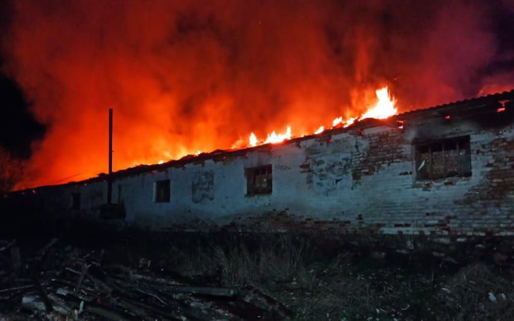 На Черкащині через обстріл горіла ферма, пошкоджені будинки і ЛЕП
