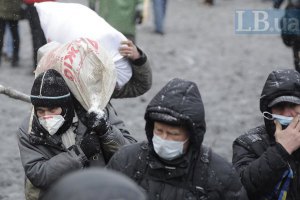 Протестувальники споруджують бетонну барикаду на Грушевського