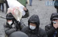 Протестувальники споруджують бетонну барикаду на Грушевського