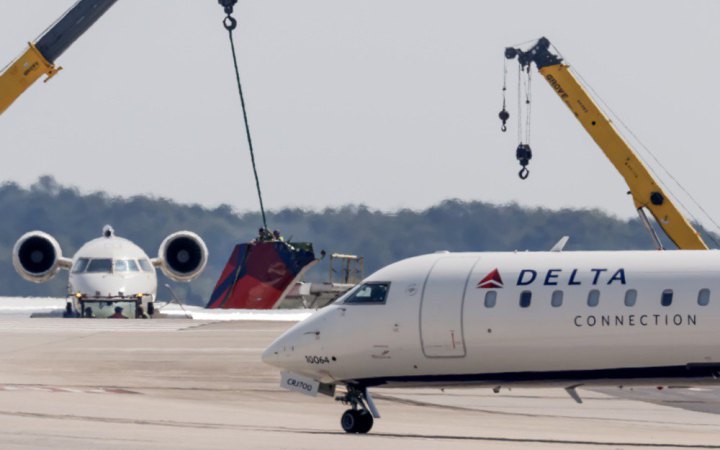 В аеропорту Нью-Йорка зіткнулися два літаки, травмувалася людина