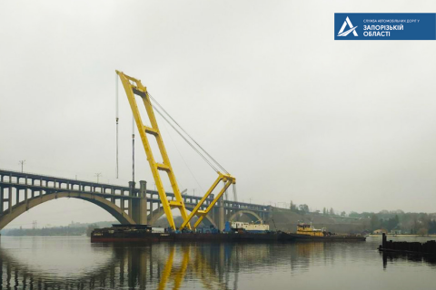 Плавучий кран б'є рекорди під час будівництва запорізького мосту