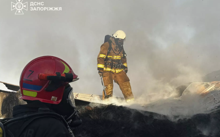 На Запоріжжі сталася масштабна пожежа на території кінного клубу