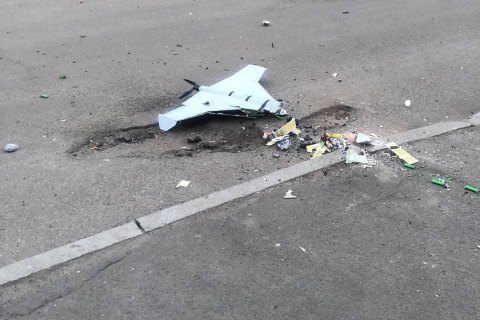 У Києві на Подолі збили безпілотник, горіла покрівля адмінбудівлі