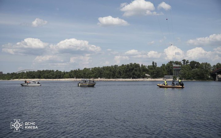 У Києві через обрив тросу на атракціоні у Дніпро впав хлопець. Його пошуки продовжать у понеділок (оновлено)