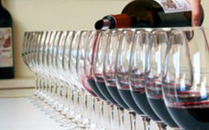 Франція хоче домогтися від США скасування мит на експорт вин 