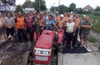 Жители закарпатского села сами заасфальтировали все улицы