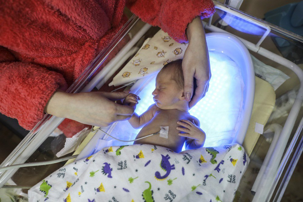 Немовля з мамою в Житомирському обласному перинатальному центрі. 