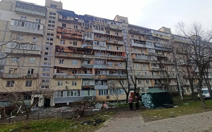 Комунальники зробили тимчасове накриття даху в будинку на Березняках, який постраждав від влучання 23 березня