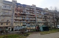 Комунальники зробили тимчасове накриття даху в будинку на Березняках, який постраждав від влучання 23 березня
