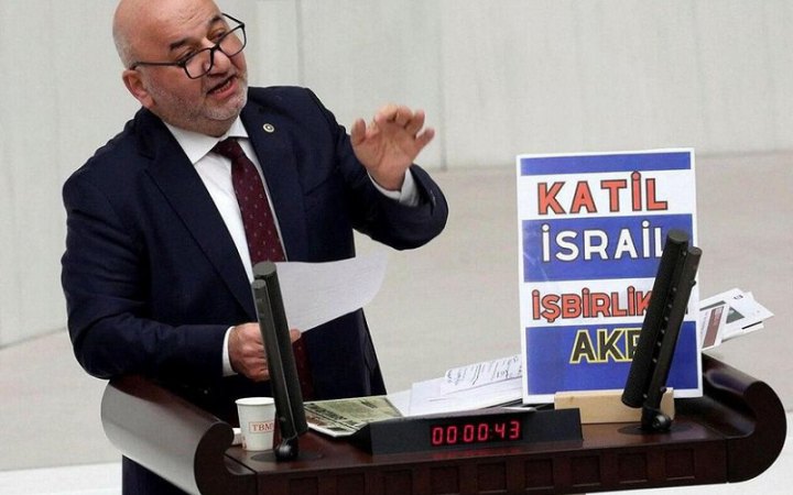 У турецького депутата стався серцевий напад під час промови про те, що Ізраїль "не уникне гніву Аллаха"