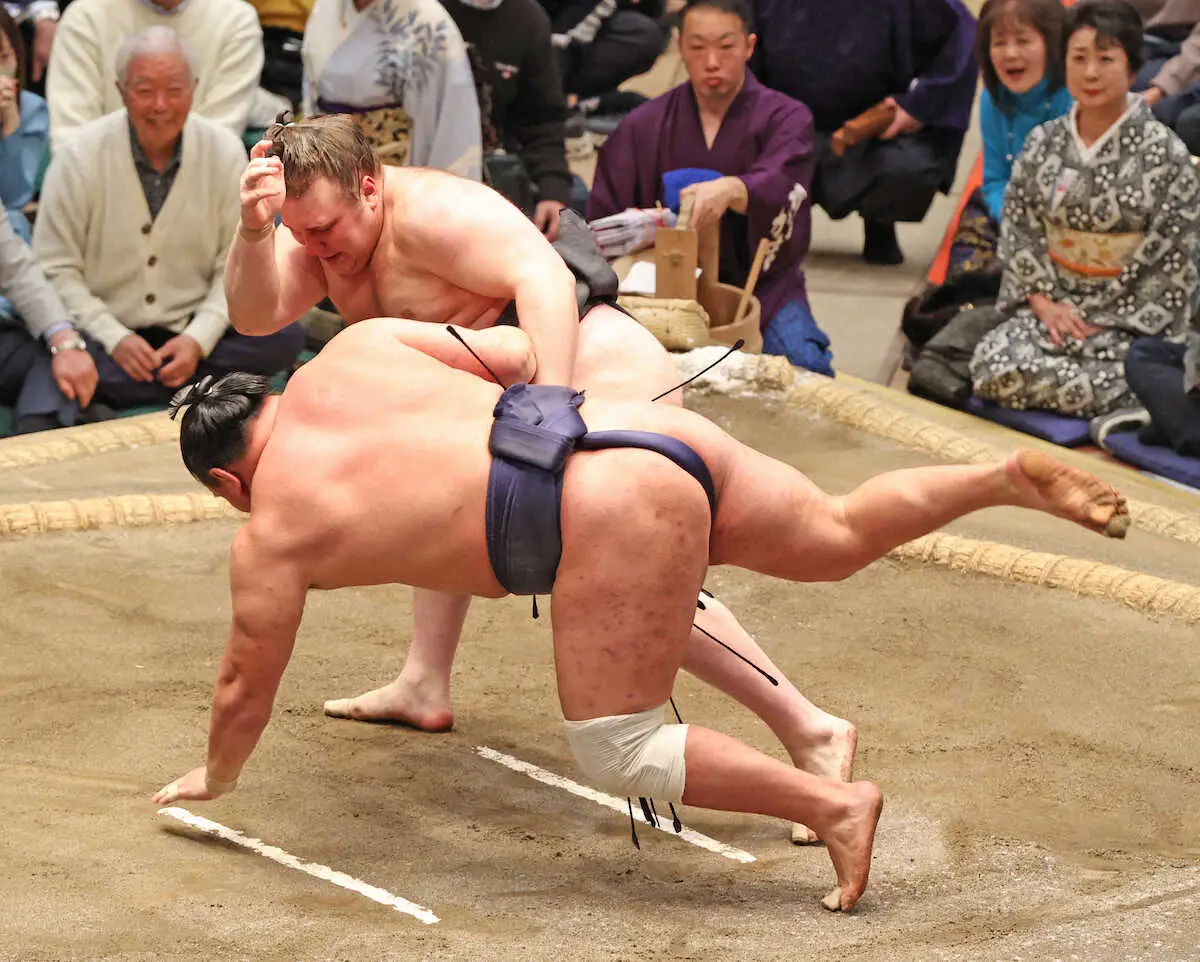 Арата Аонішікі (в чорному) кидає Хошорю