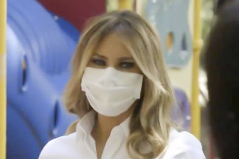 Перша леді США закликає американців продовжувати носити маски у громадських місцях