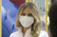 Перша леді США закликає американців продовжувати носити маски у громадських місцях