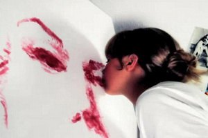 Художница, рисующая в технике "поцелуя", создала портрет Мэрилин Монро губами и помадой