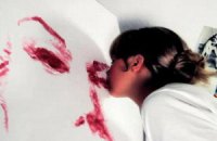 Художница, рисующая в технике "поцелуя", создала портрет Мэрилин Монро губами и помадой