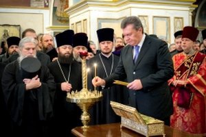 Янукович в Лавре поклонился мощам