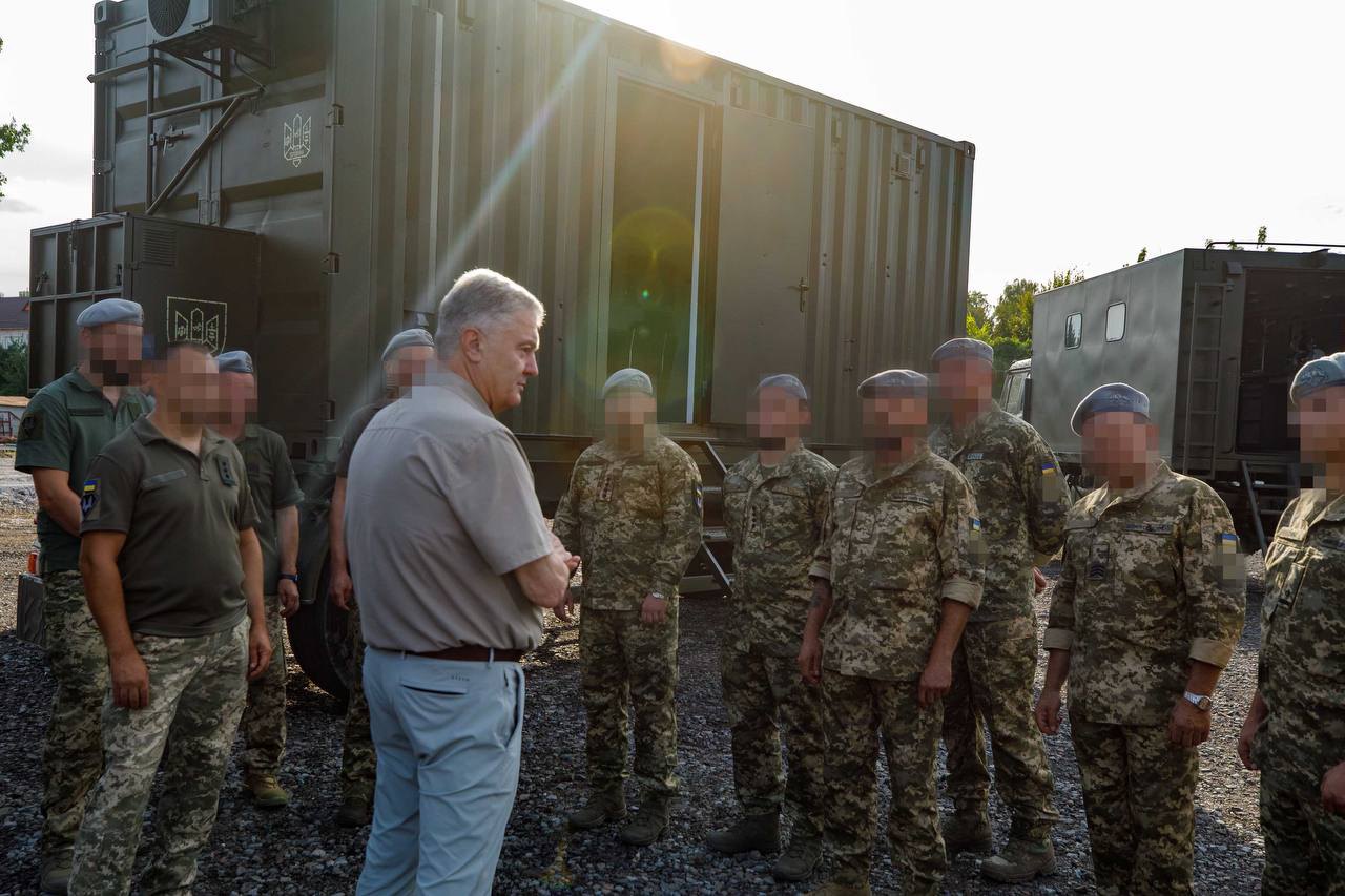 Порошенко привіз бійцям ССО FPV-дрони, розвідувальні «Мавіки», прально-душові комплекси, ПАРМ, командно-штабний модуль