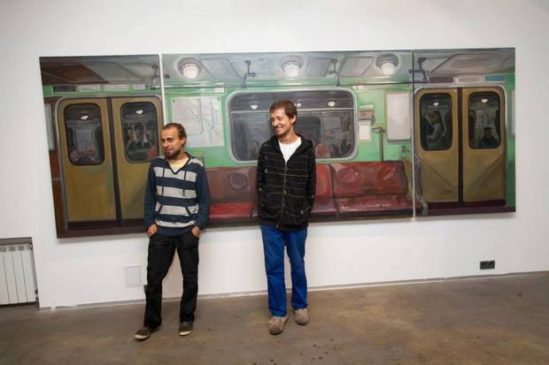 Никита Наслимов (слева) и Юрий Пикуль (справа) на фоне работы из серии &quot;Для печальных жителей Земли&quot;