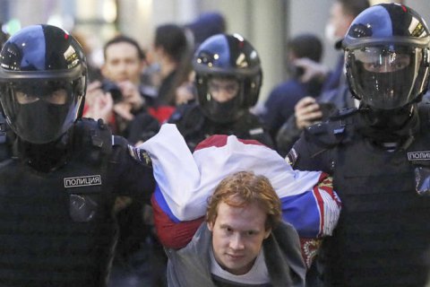 У Москві затримали понад 140 людей на акціях за Росію без Путіна 