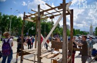 На Михайловской площади в Киеве воссоздали хижину ромов
