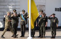 ​Пять бойцов АТО подняли флаг Украины на Софийской площади в Киеве