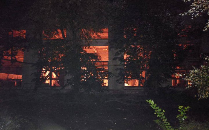 Унаслідок ракетного удару по Харкову спалахнула будівля підприємства (оновлено)