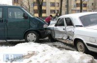 Микроавтобус протаранил Волгу: от удара она отлетела на тротуар
