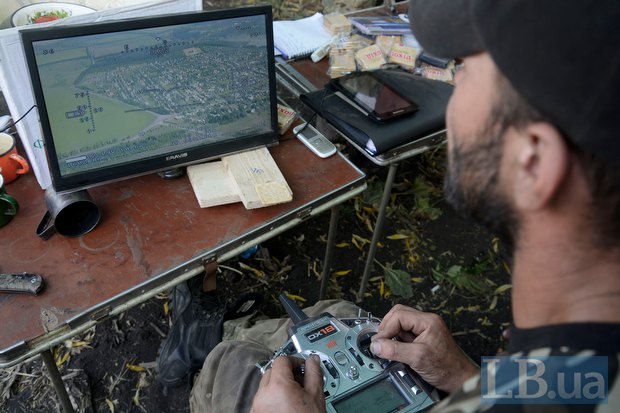 Артилеристи проводять розвідку за допомогою безпілотніка в зоні АТО