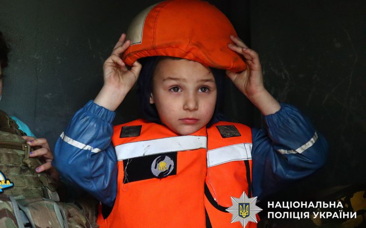 "Білі янголи" евакуювали з-під обстрілів на Донеччині родину з трьома дітьми