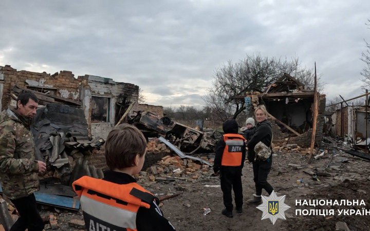 Із Дніпропетровщини "Білі янголи" евакуювали родину з чотирма дітьми, дім яких зруйнувала РФ