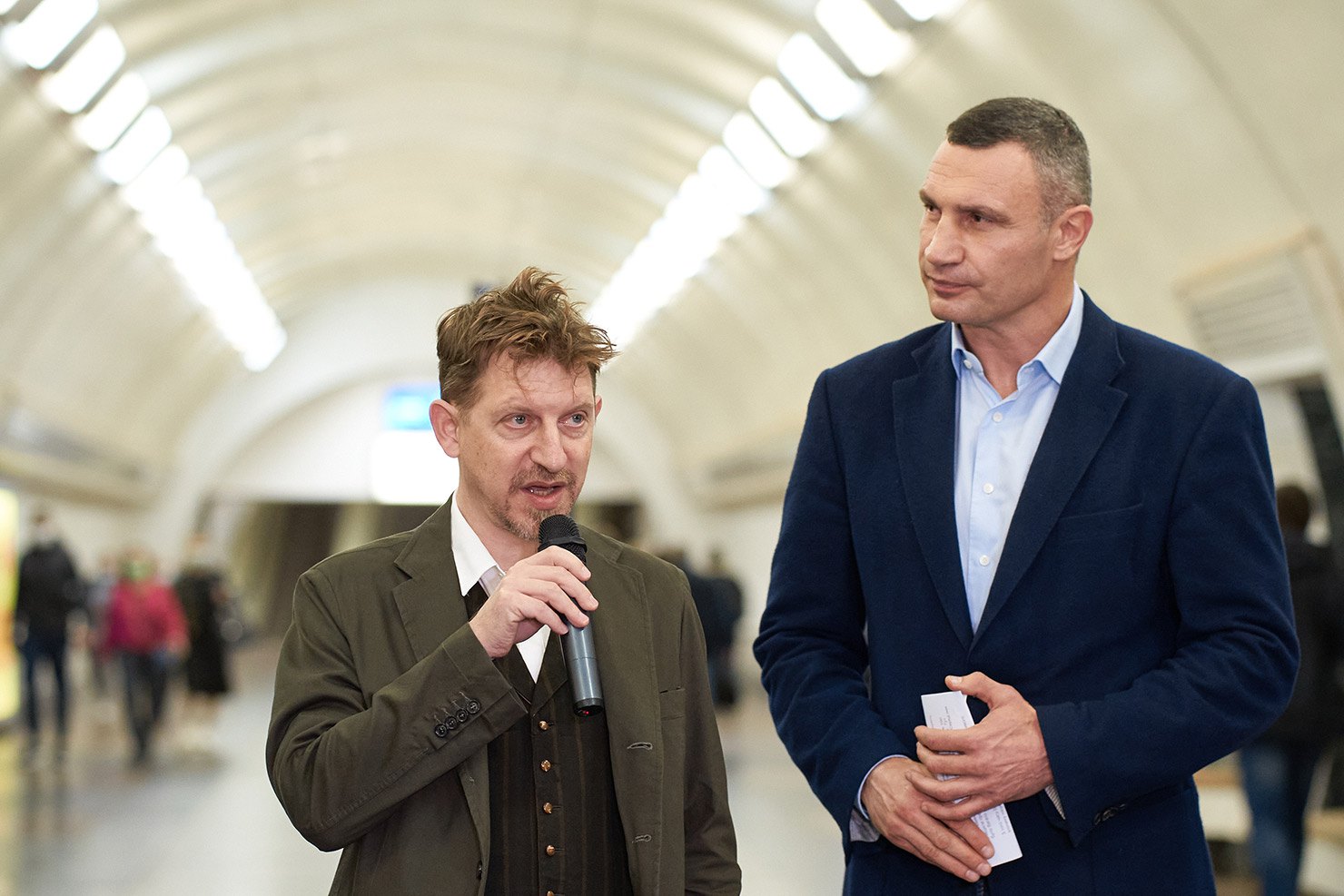 Віталій Кличко та Джонатан Літтель під час відкриття виставки в Києві.
