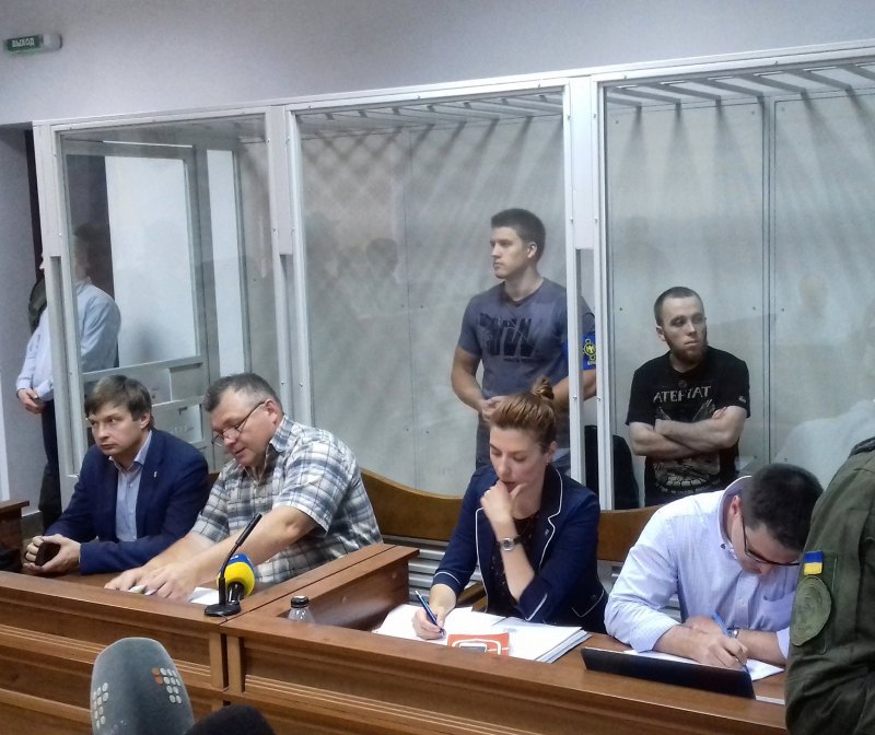 Олександр Свиридовський (посередині ліворуч) на судовому засіданні щодо Гуменюка і Крайняка у 2017 році