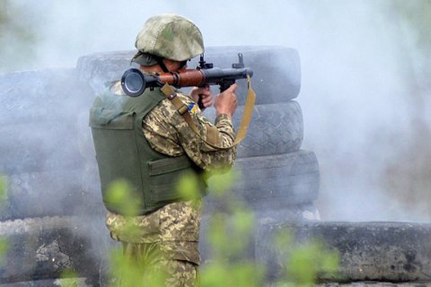 По зданию "минобороны ДНР" выстрелили из гранатомета