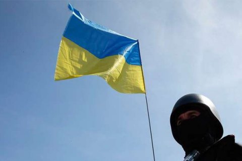 Розвідник встановив прапор України на даху конезаводу в окупованій частині Мар'їнки