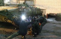 Волонтеры из Днепропетровска устанавливают защитные экраны на военную технику