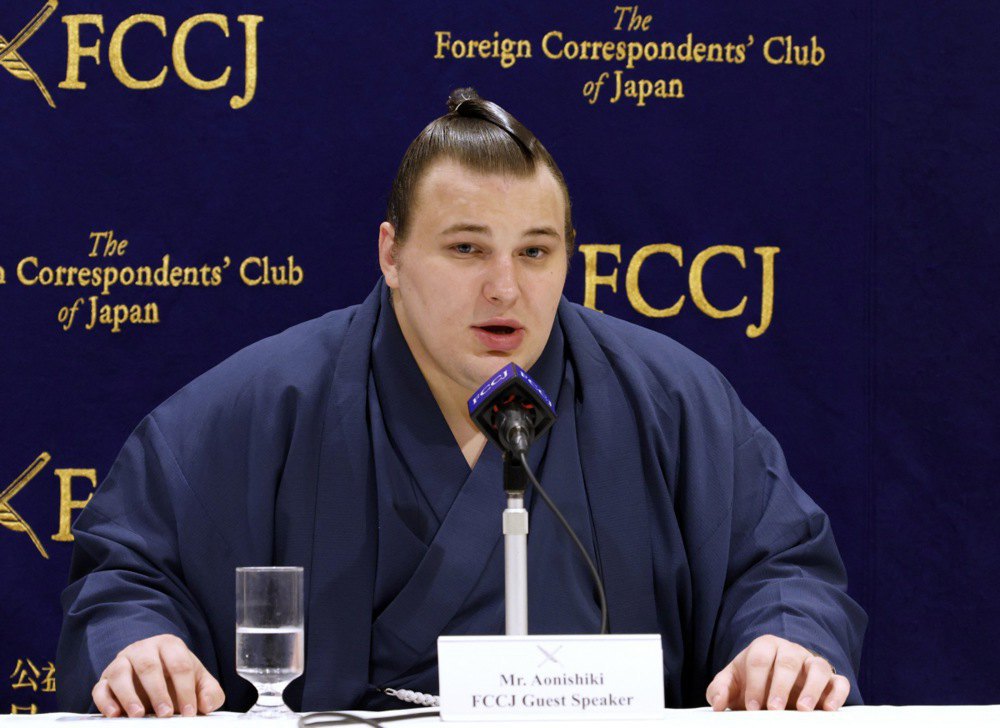 Аонішікі Арата під час інтерв'ю