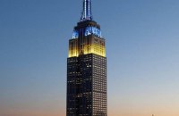 Верхня частина хмарочоса Empire State Building у Нью-Йорку щодня підсвічуватиметься кольорами прапора України