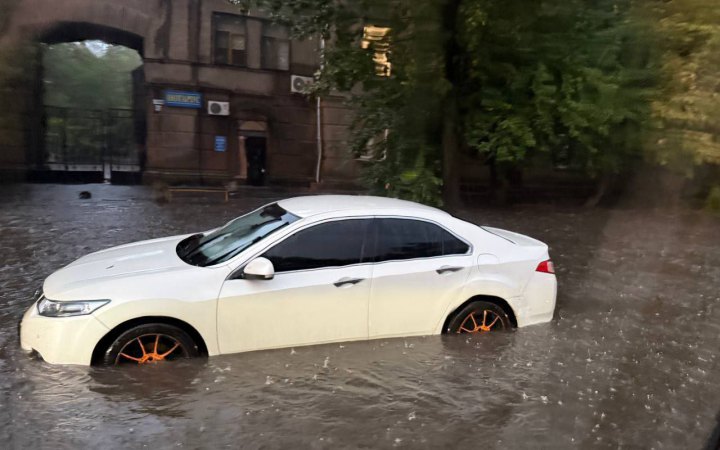 В Одесі ДСНС шукає дівчину, яка зникла під час аномальної зливи